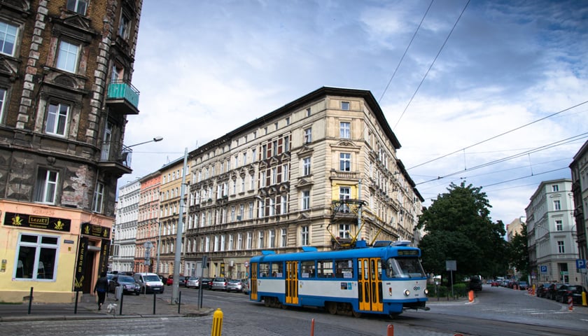 Tramwaj Tatra T3SUCS na ulicach Wrocławia