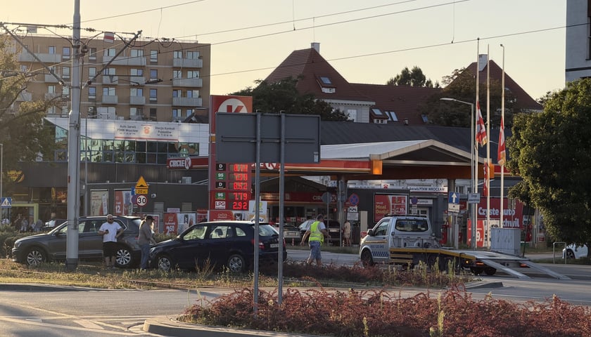 Wypadek na ul. Dmowskiego i zablokowane torowisko