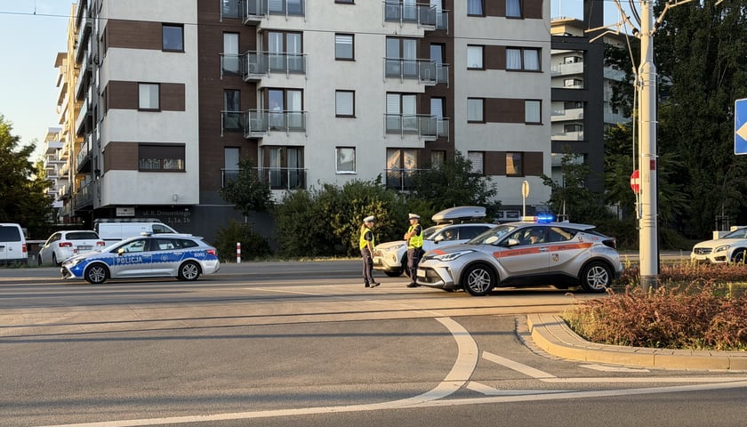 Wypadek na ul. Dmowskiego i zablokowane torowisko