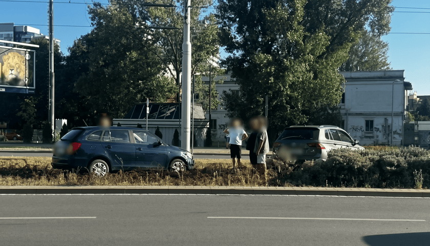 Dwa auta po kolizji znalazły się na torowisku ul. Dmowskiego, MPK Wrocław wprowadziło objazdy tramwajów (zdjęcie edytowane z wykorzystaniem AI)