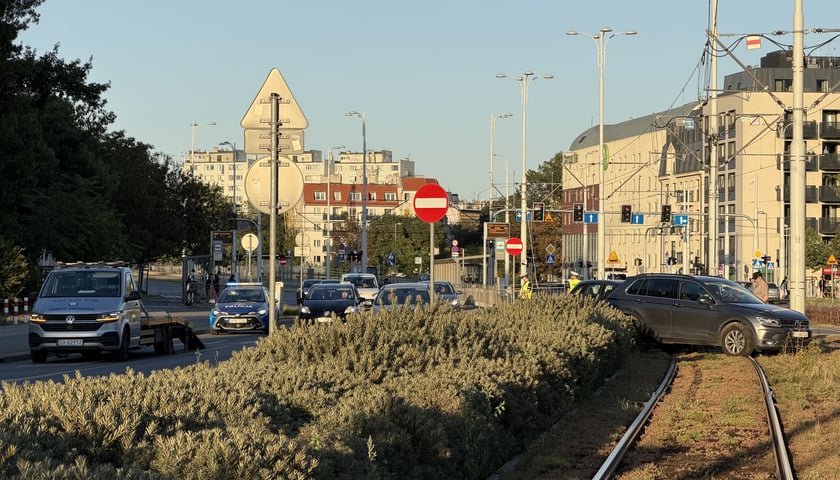 Wypadek na ul. Dmowskiego i zablokowane torowisko