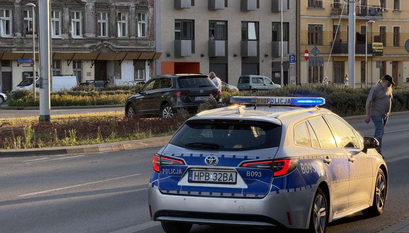 Wypadek na ul. Dmowskiego i zablokowane torowisko
