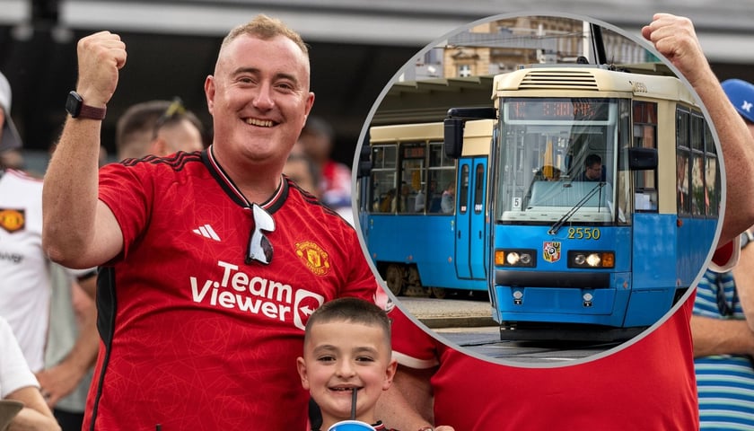 Kibice Manchesteru United w czerwonych koszulkach | niebieski tramwaj wrocławski