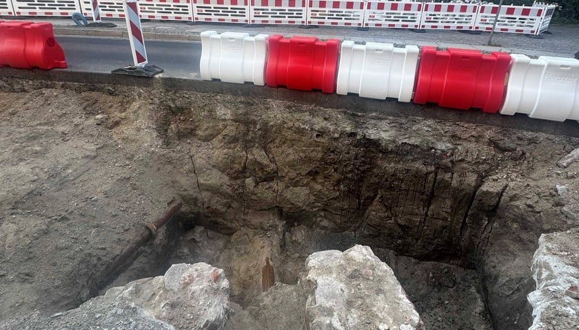 Fragmenty średniowiecznych murów znalezionych podczas prac na ul. Bożego Ciała