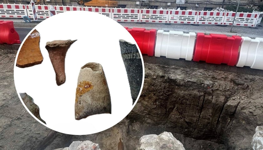 w kółku: fragmenty ceramicznych naczyń znalezionych podczas prac na ul. Bożego Ciała; w tle: wykop na budowie drogi rowerowej