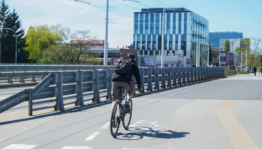 Rowerzysta jadący ścieżką rowerową wzdłuż TAT na Nowy Dwór.