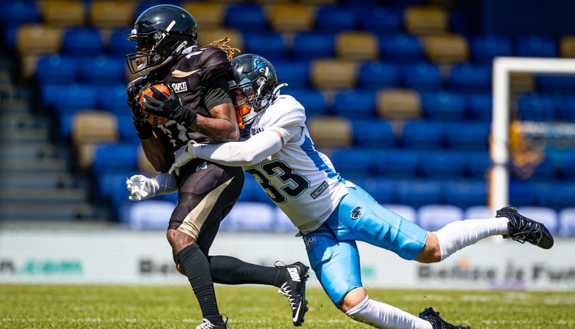 Zdjecie ilustracyjne - dwóch graczy futbolu amerykańskiego podczas starcia w meczu - London Warriors kontra Panthers Wrocław.
