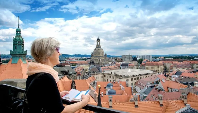Kobieta na wieży widokowej, patrzy na panoramę miasta, zdjęcie ilustracyjne