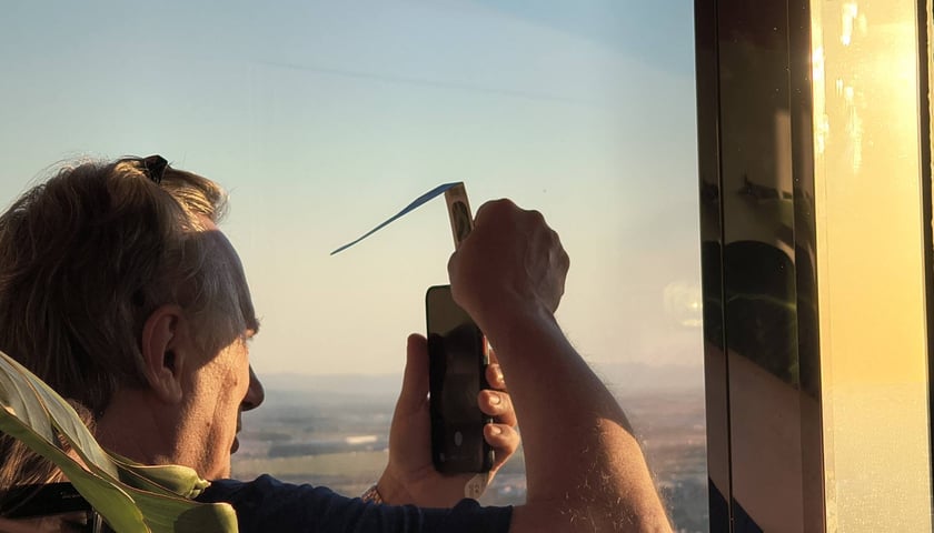 Taras widokowy Sky Tower w dniu głębokiego zaćmienia słońca, 13 sierpnia 2026