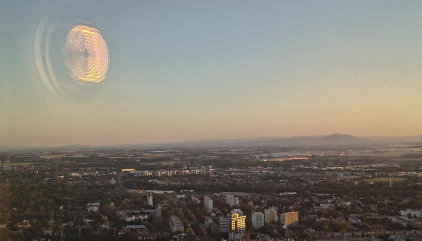 Taras widokowy Sky Tower w dniu głębokiego zaćmienia słońca, 13 sierpnia 2026
