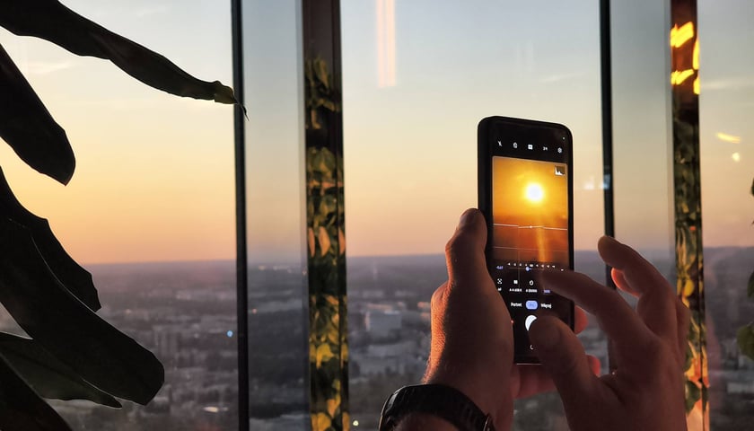 Taras widokowy Sky Tower w dniu głębokiego zaćmienia słońca, 13 sierpnia 2026