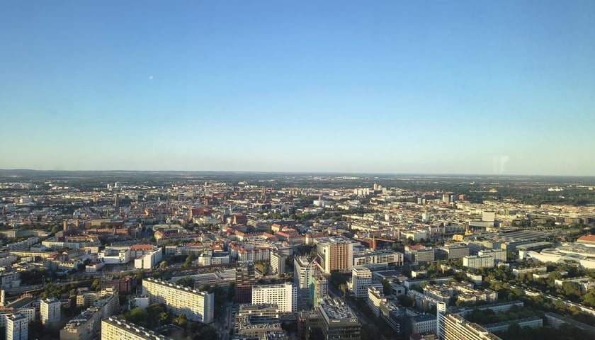 Taras widokowy Sky Tower w dniu głębokiego zaćmienia słońca, 13 sierpnia 2026