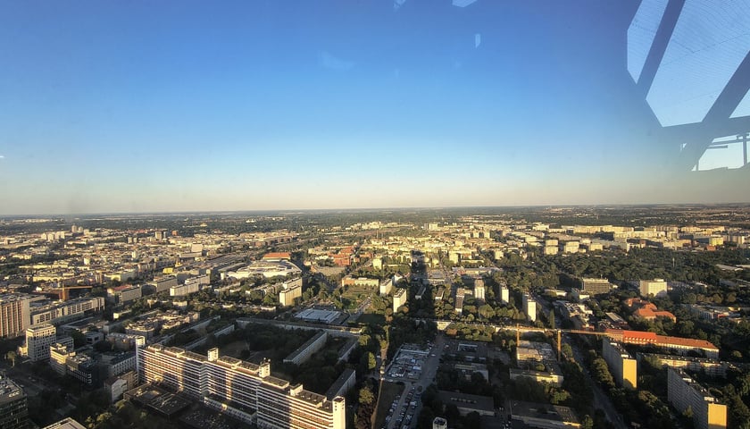 Taras widokowy Sky Tower w dniu głębokiego zaćmienia słońca, 13 sierpnia 2026