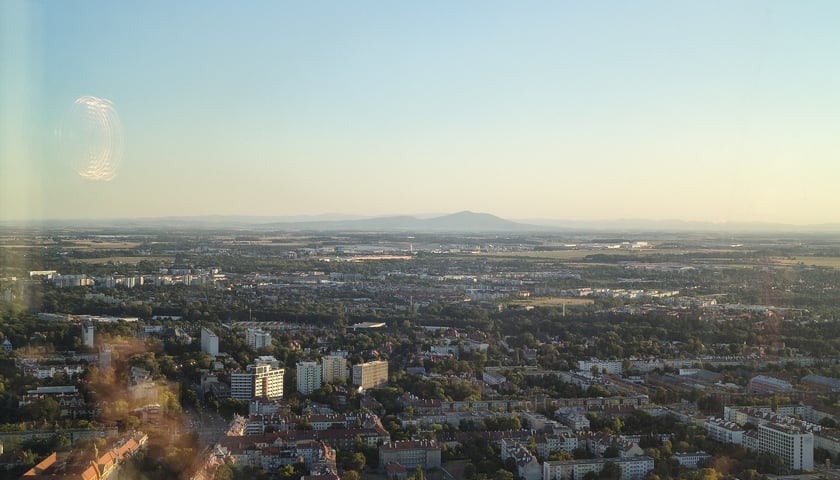 Taras widokowy Sky Tower w dniu głębokiego zaćmienia słońca, 13 sierpnia 2026