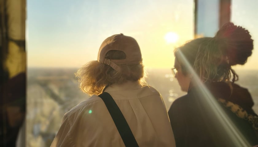 Taras widokowy Sky Tower w dniu głębokiego zaćmienia słońca, 13 sierpnia 2026