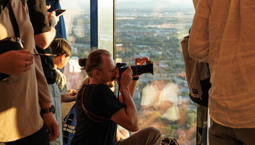 Taras widokowy Sky Tower w dniu głębokiego zaćmienia Słońca, 13 sierpnia 2026