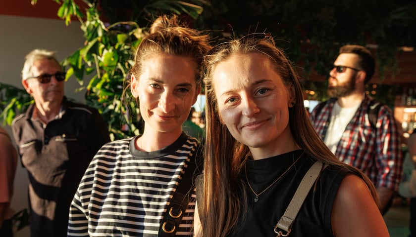 Paulina i Natalia, taras widokowy Sky Tower w dniu głębokiego zaćmienia Słońca, 13 sierpnia 2026