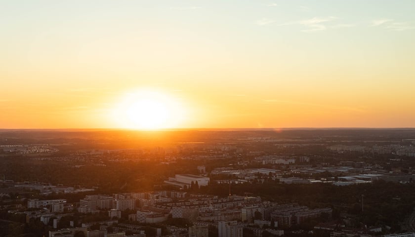 Taras widokowy Sky Tower w dniu głębokiego zaćmienia Słońca, 13 sierpnia 2026
