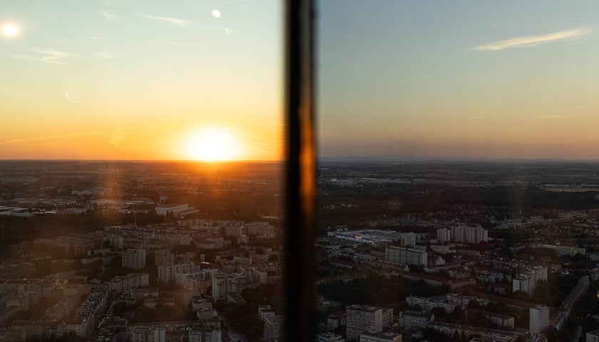 Taras widokowy Sky Tower w dniu głębokiego zaćmienia Słońca, 13 sierpnia 2026