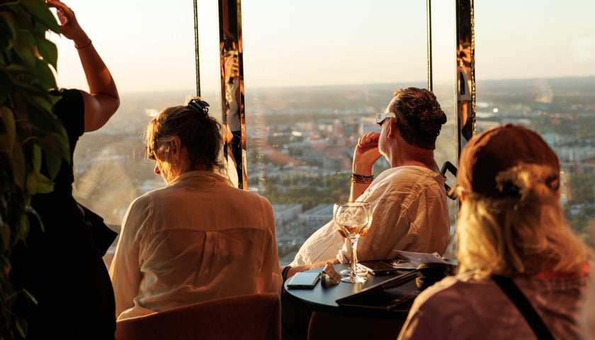 Taras widokowy Sky Tower w dniu głębokiego zaćmienia Słońca, 13 sierpnia 2026