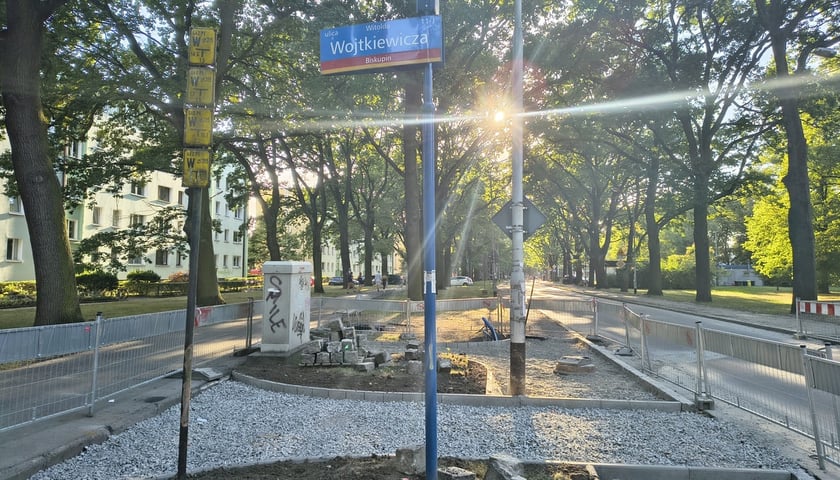 Budowa ścieżki rowerowej wzdłuż ulicy Olszewskiego, zdjęcie z 9 sierpnia 2026.