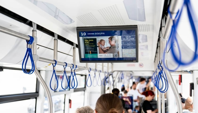 Plakat kampanii społecznej „Tata, kiedy urlop?” w tramwaju