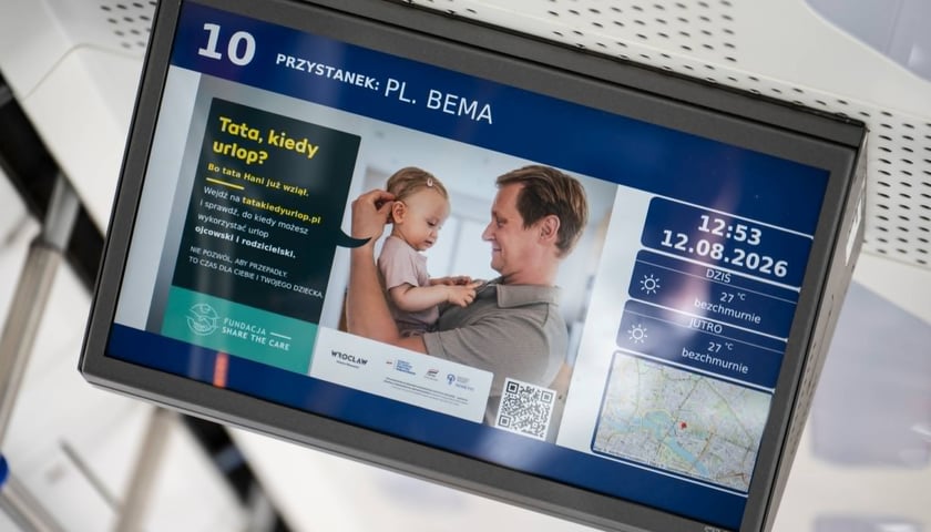 Plakat kampanii społecznej „Tata, kiedy urlop?” w tramwaju