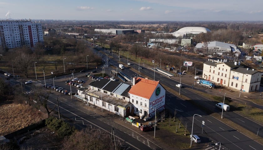 Trwa remont klubu Lotnik. Został już wymieniony dach nad pomieszczeniem socjalnym