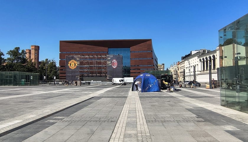 Plac przed Narodowym Forum Muzyki. Trwa budowa rusztowania na którym zawiśnie ekran w strefie kibica, 13 sierpnia 2026