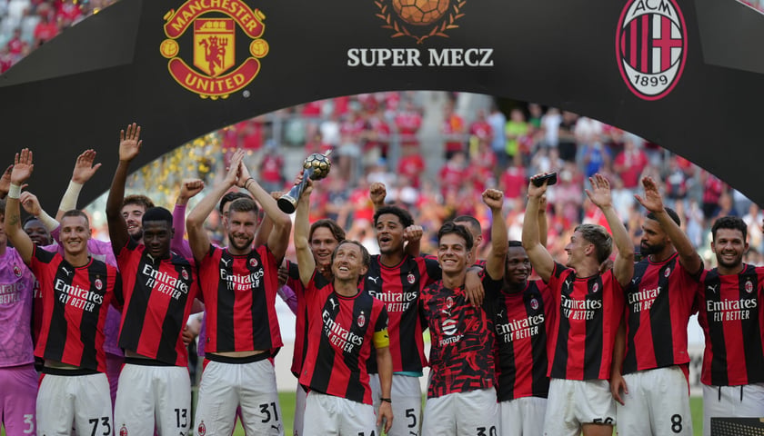 Drużyna AC MIlan z pucharem za wygranie Super Meczu 15 sierpnia 2026 r.