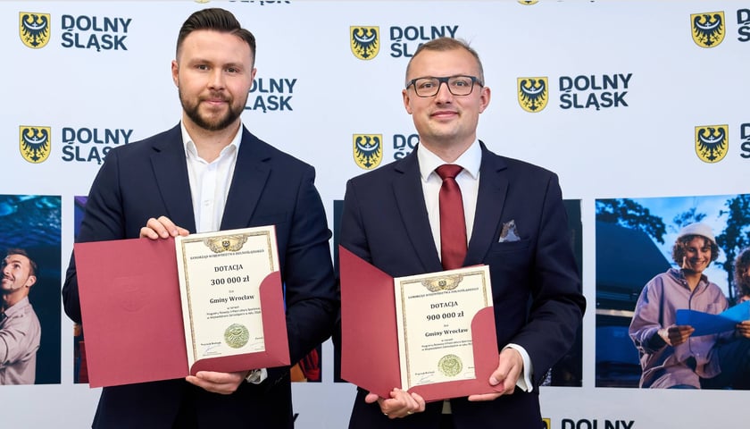 Mateusz Jędrachowicz, radny województwa dolnośląskiego i Mateusz Żak, wiceprezydent Wrocławia