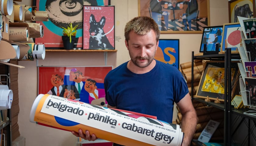 Jakub Zasada w swojej pracowni plakatu.