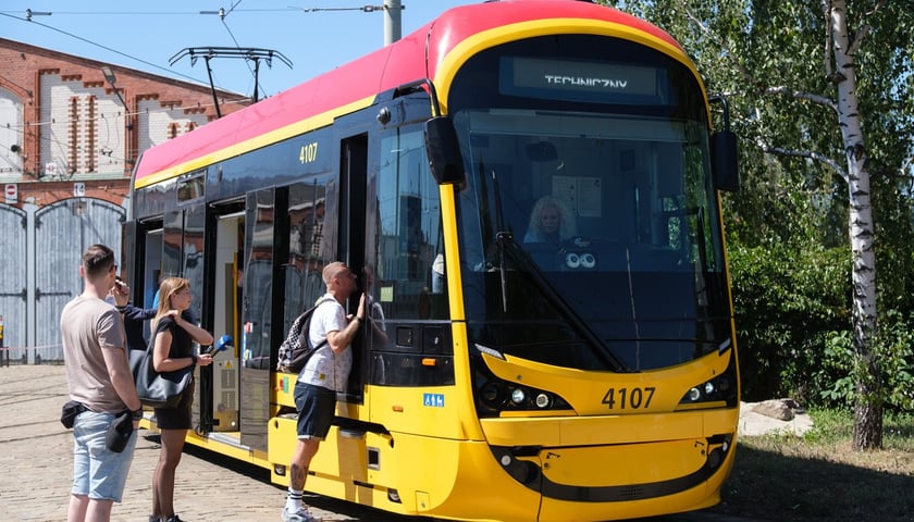 Pierwszy dzień testów tramwaju Hyundai Rotem 141N. Wrocław, 14.08.2026. Na zdjęciu pasażerowie wsiadający do pomalowanego na żółto tramwaju.
