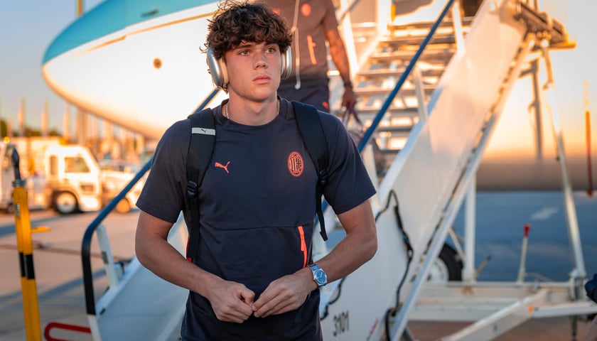 Piłkarze AC Milan nw wrocławskim lotnisku, 14.08.2026