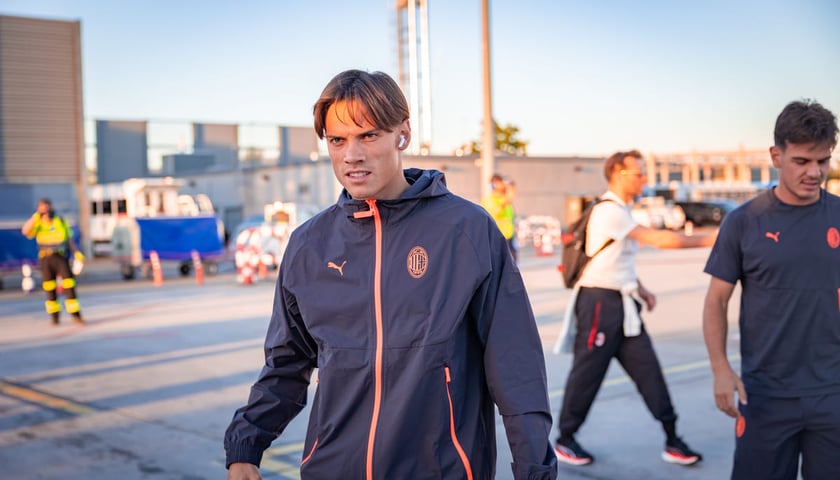 Piłkarze AC Milan nw wrocławskim lotnisku, 14.08.2026