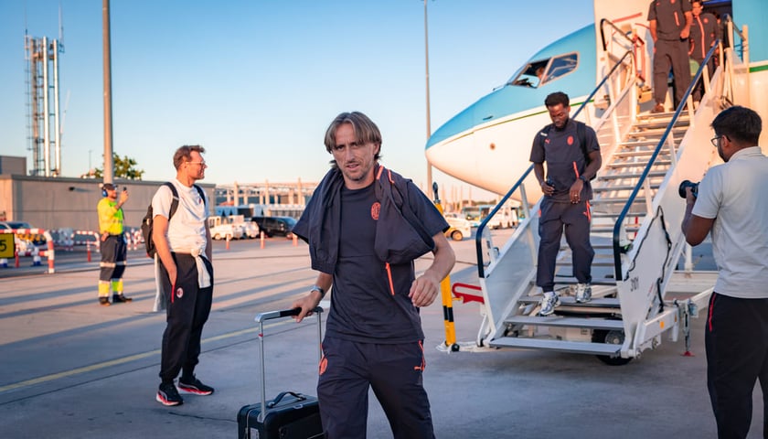 Piłkarze AC Milan nw wrocławskim lotnisku, 14.08.2026