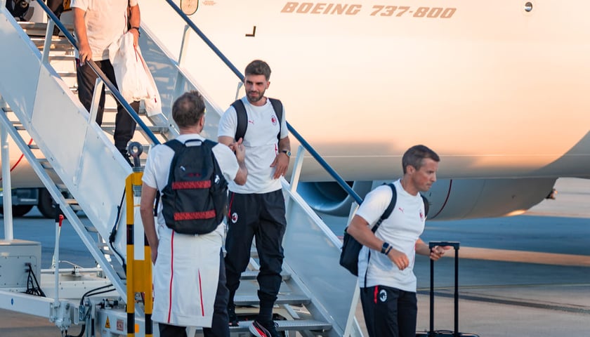 Piłkarze AC Milan nw wrocławskim lotnisku, 14.08.2026