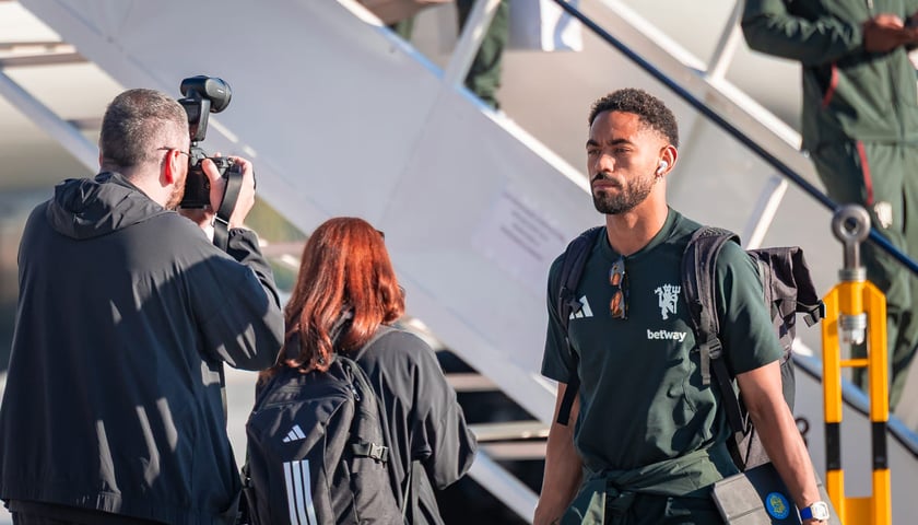 Piłkarze Manchester United na wrocławskim lotnisku, 14.08.2026.
