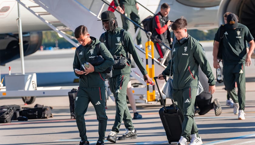 Piłkarze Manchester United na wrocławskim lotnisku, 14.08.2026.