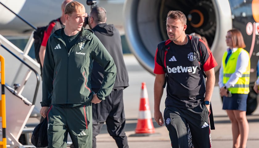 Piłkarze Manchester United na wrocławskim lotnisku, 14.08.2026.