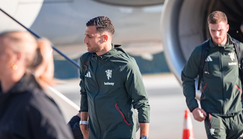 Piłkarze Manchester United na wrocławskim lotnisku, 14.08.2026.