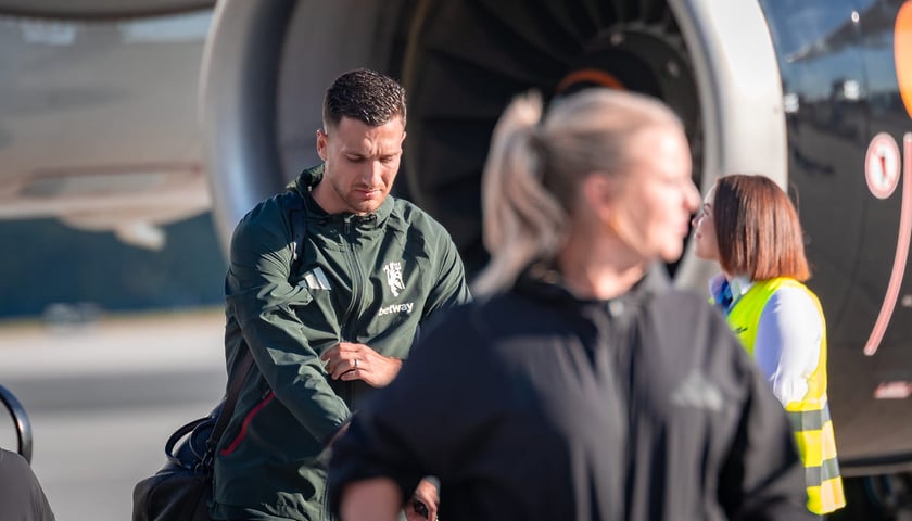Piłkarze Manchester United na wrocławskim lotnisku, 14.08.2026.