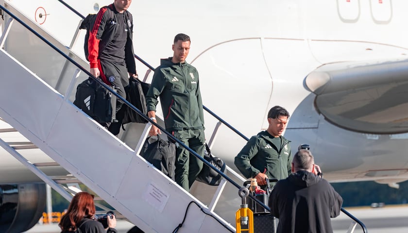 Piłkarze Manchester United na wrocławskim lotnisku, 14.08.2026.