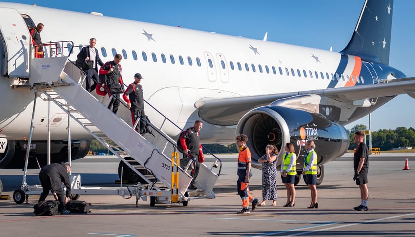 Piłkarze Manchester United na wrocławskim lotnisku, 14.08.2026.
