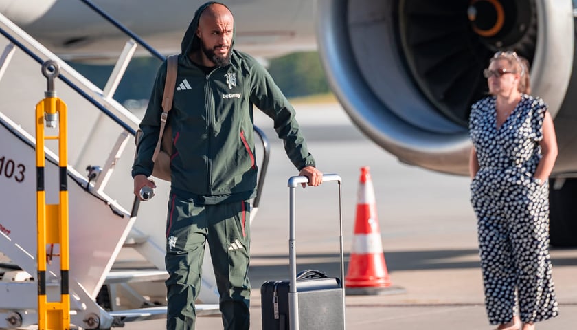 Piłkarze Manchester United na wrocławskim lotnisku, 14.08.2026.