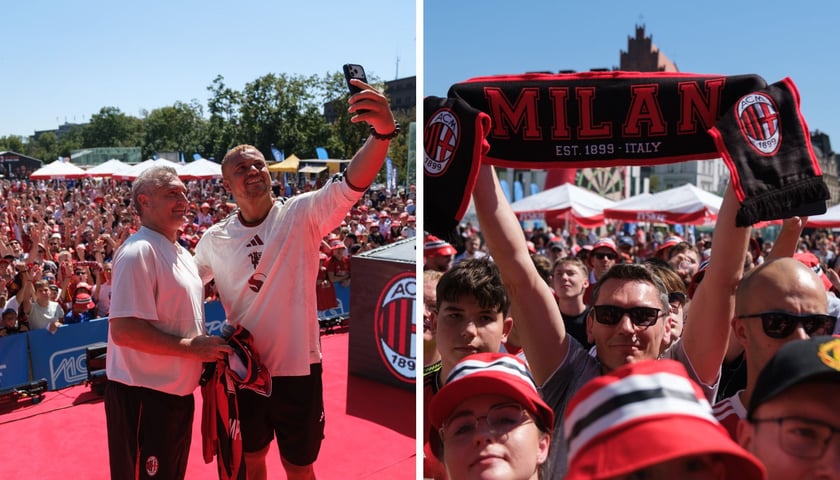 Wes Brown i Daniele Massaro robią zdjęcie na scenie, za nimi kibice | mężczyzna z szalikiem Milanu i inne osoby zgromadzone na Placu Wolności | 15 sierpnia 2026