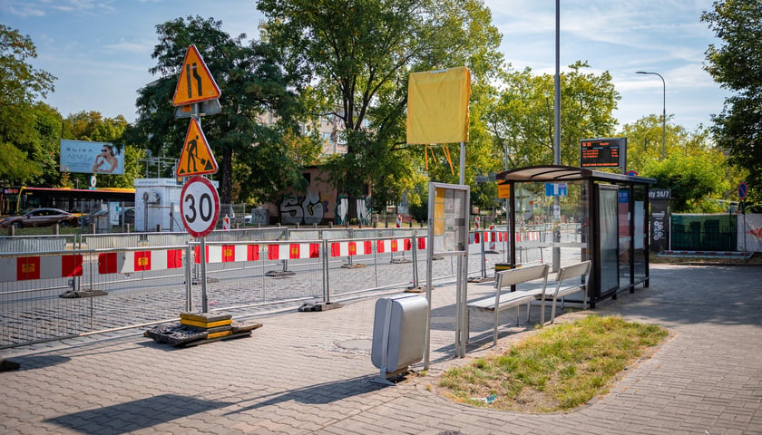 Wyłączony na czas remontu przystanek autobusowy przy skrzyżowaniu ul. Powstańców Śląskich i Al. Wiśniowej.