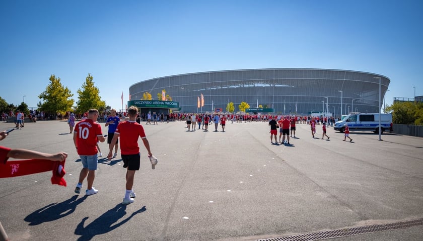 Kibice przed stadionem Tarczyński Arena (zdjęcie ilustracyjne)
