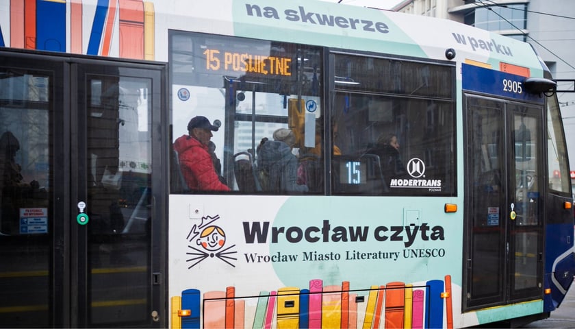 zdjęcie ilustracyjne: wrocławski tramwaj linii 15 z hasłem "Wrocław czyta. Wrocław Miasto Literatury UNESCO"