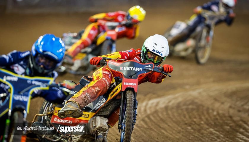 Żużlowcy z Torunia i Wrocławia na torze Motoareny, 16 sierpnia 2026